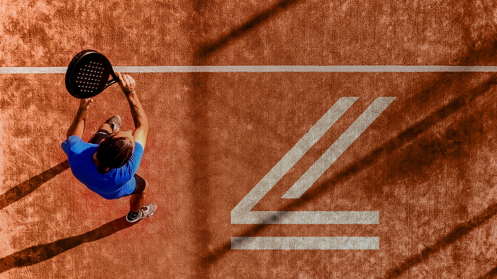 View from above of a professional paddle tennis player who has j